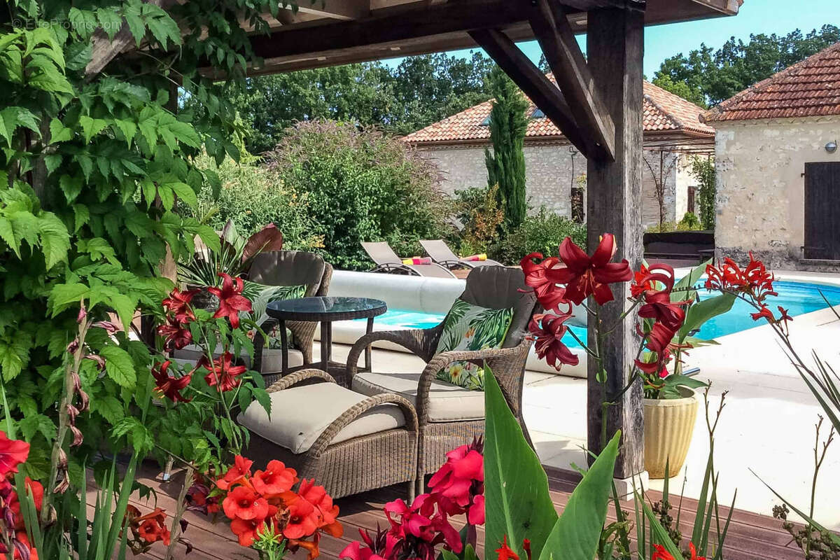 Maison de campagne avec piscine, dépendances, grange, terrain. - photo 15
