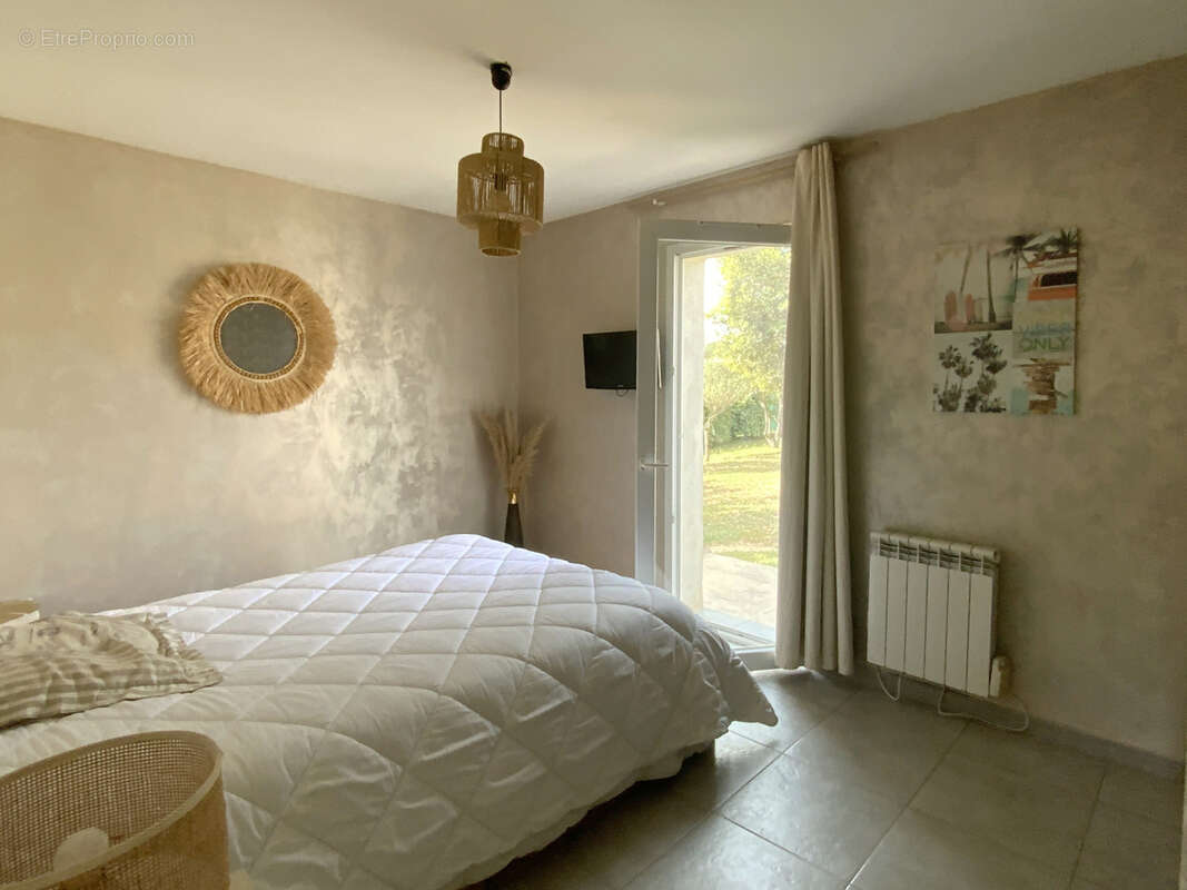 Villa de plain pied sur beau terrain arboré avec piscine. - photo 7