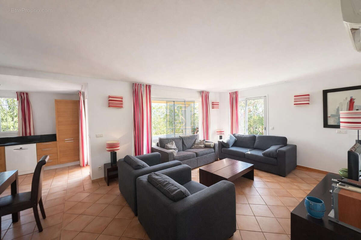 Maison à ROQUEBRUNE-SUR-ARGENS