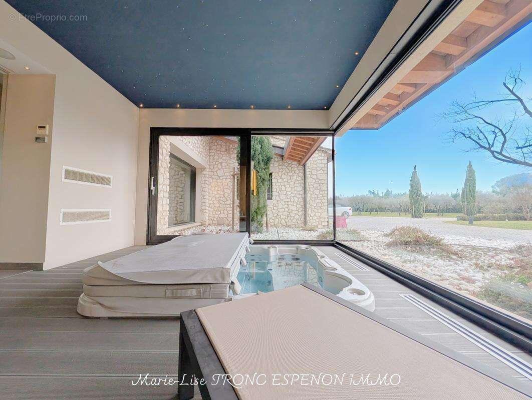 Maison 471 m² à Velleron  - photo 10