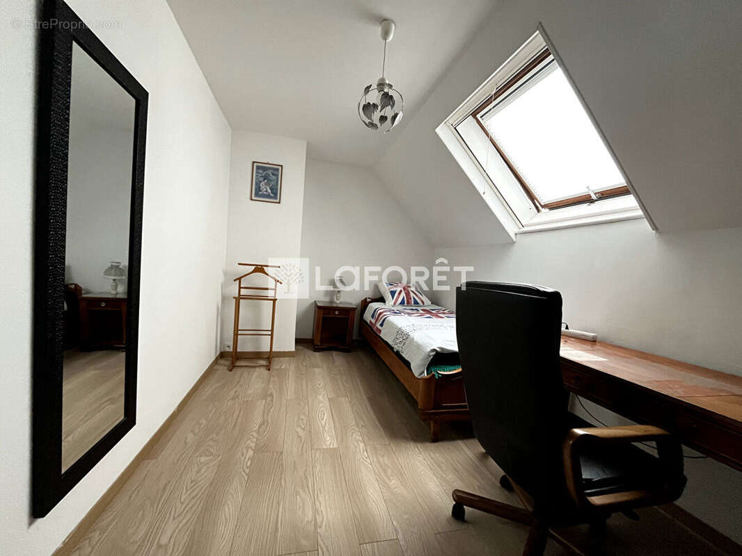 Aux portes du Vésinet, découvrez cette maison familiale offrant 5 chambres, une chambre de plain-pied et un espace indépendant. - photo 10