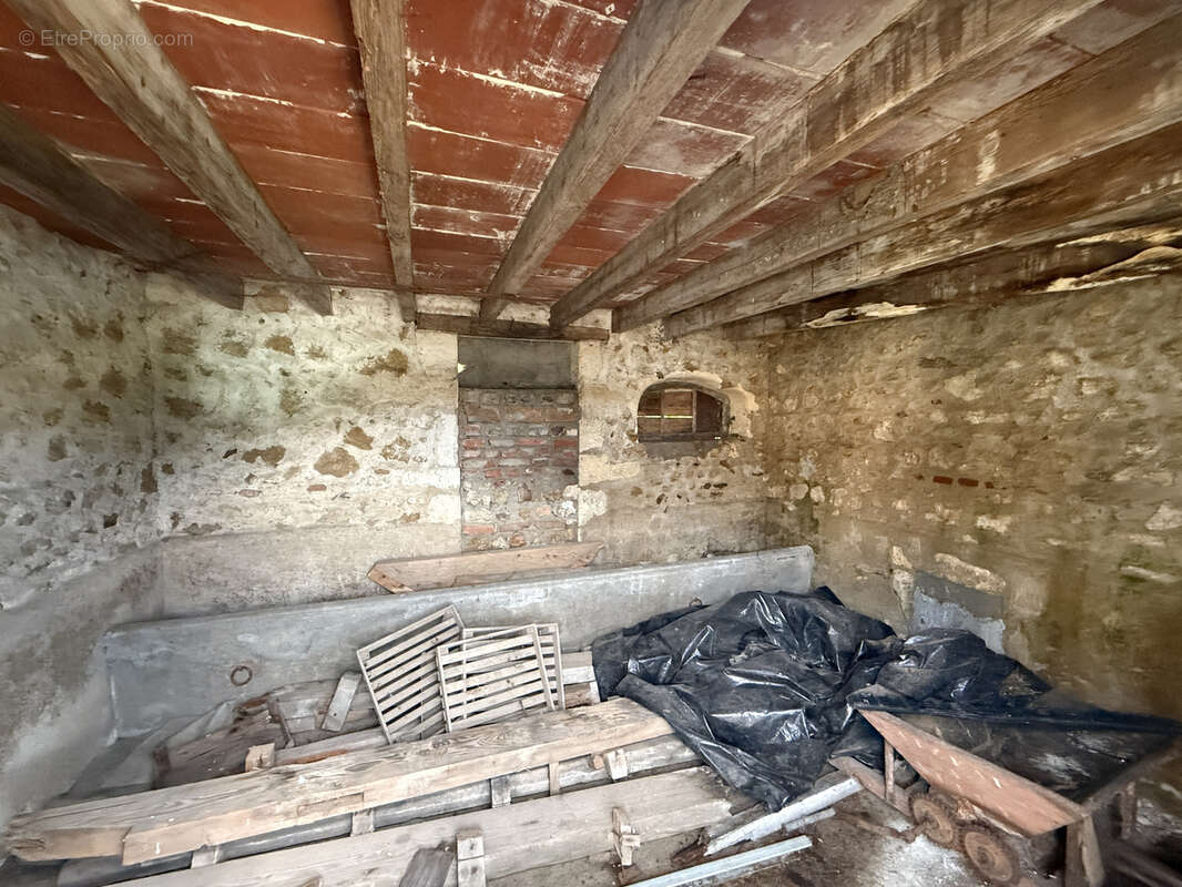 Ferme à rénover sur un terrain de 527 m2 - photo 3