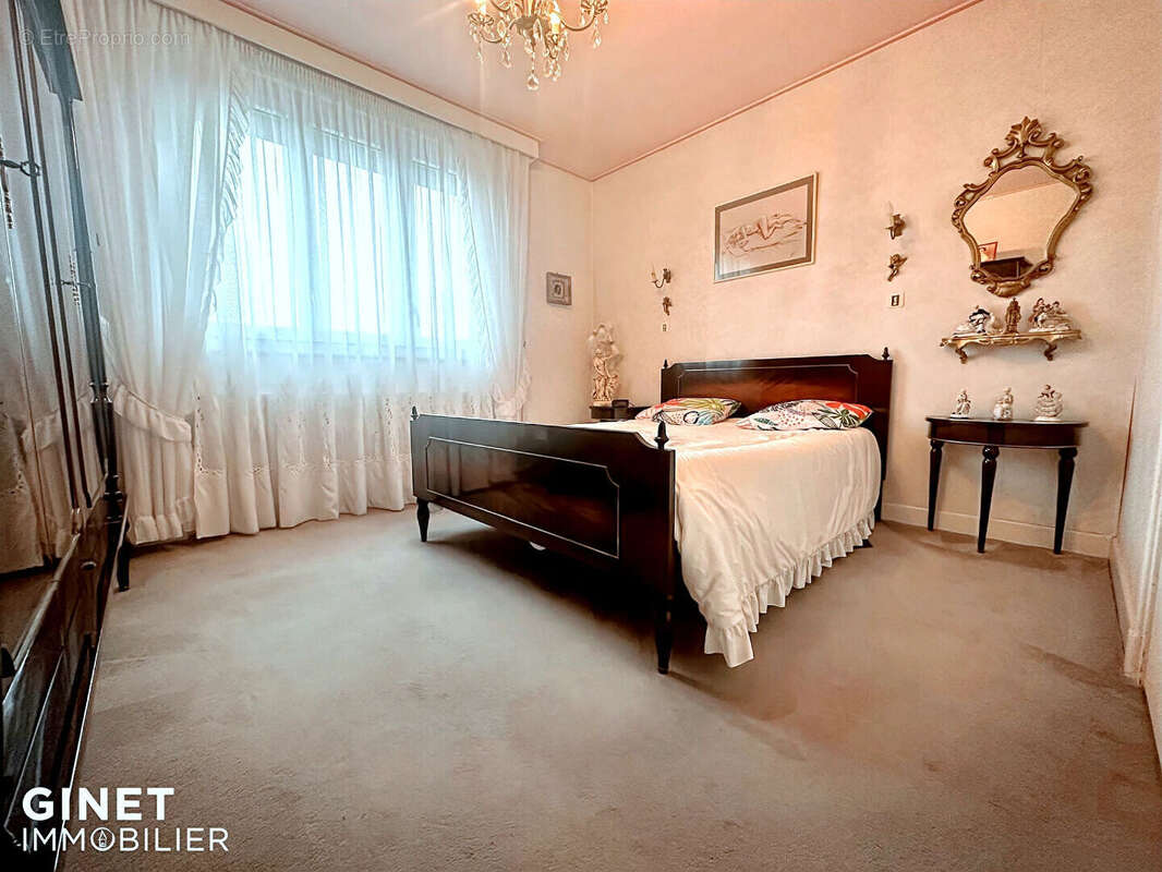 À Vendre : Maison 3 Chambres avec Vue Piscine et Garage à Riorges ! - photo 6