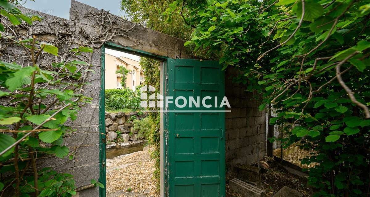 Le Pontet - Exclusivité : Maison 115 m² avec jardin arboré de 900 m² en plein centre-ville - photo 3