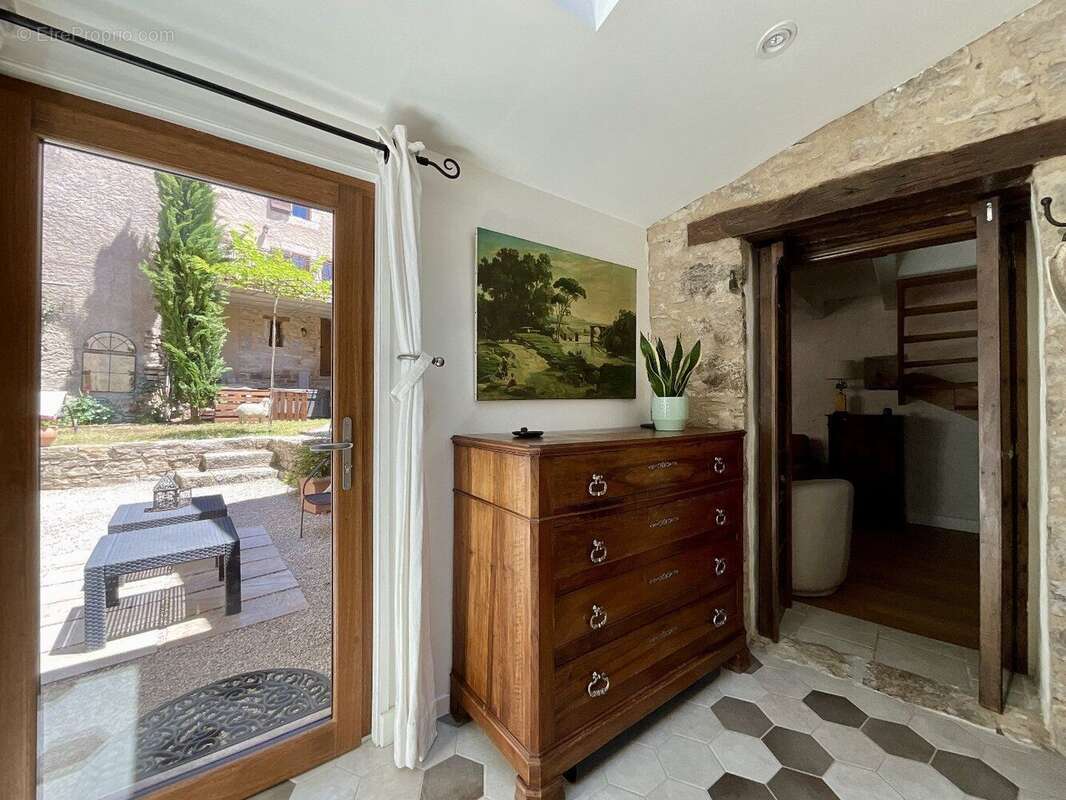 Maison de bourg + jardin + dépendance - photo 8