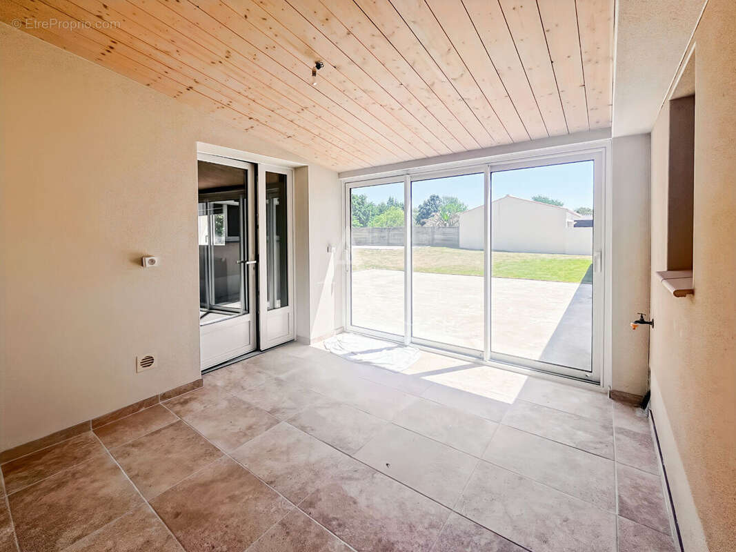 Maison familiale parfaitement entretenue avec extension récente, jardin d'hiver et terrain clos de 1 180 m² - photo 5