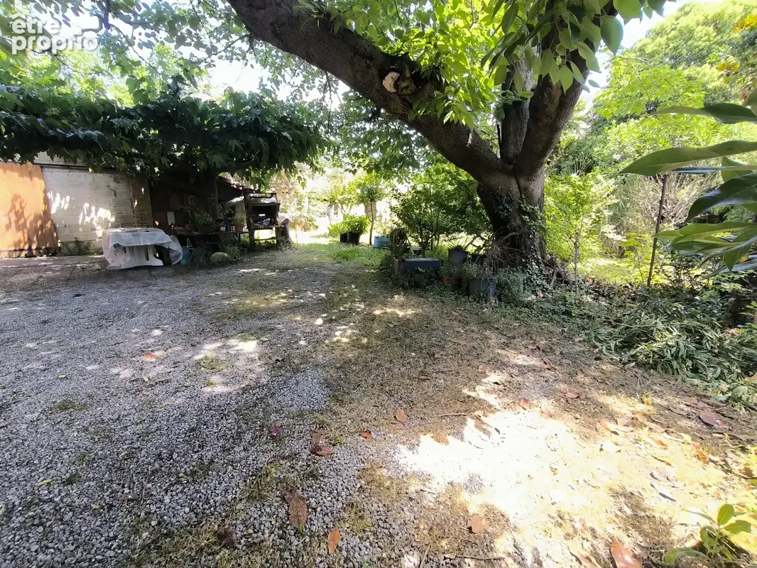 Immeuble avec commerce, appartement et terrain - photo 14