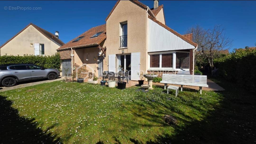 Maison à SAVIGNY-LE-TEMPLE