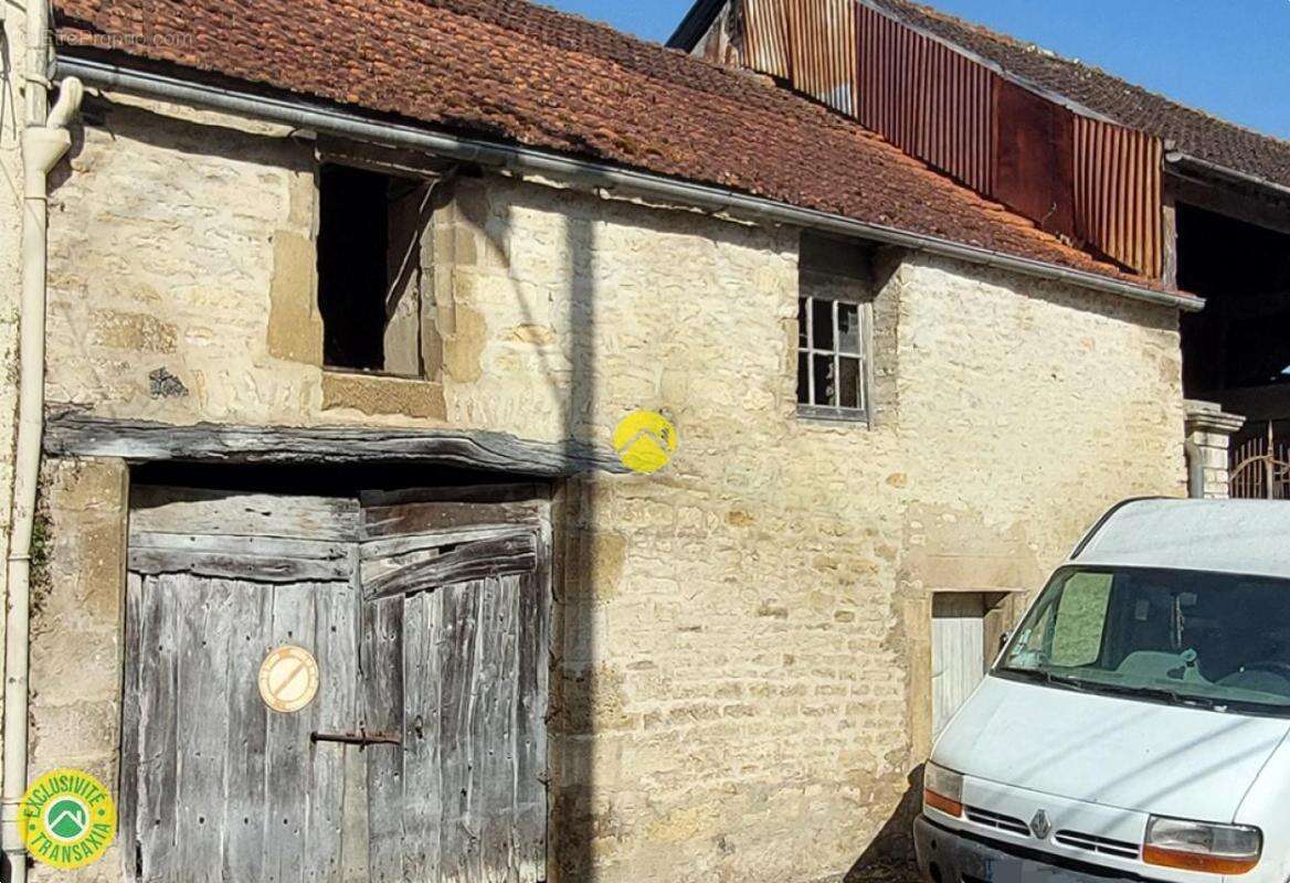 Maison avec dépendance et terrains - photo 19