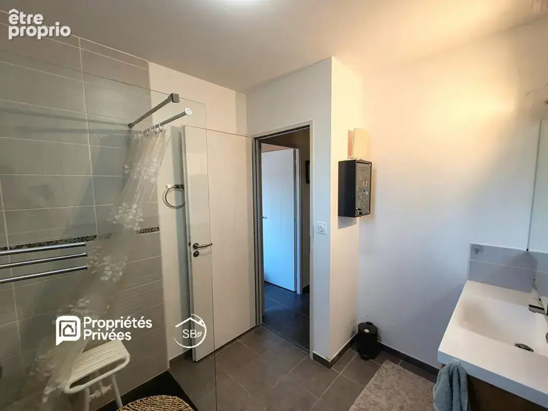 JOYEUSE - ardèche méridionale- Villa meublée de plain-pied, terrasse sud et jacuzzi 278 000   80 m²  Terrain de 803 m² - photo 13