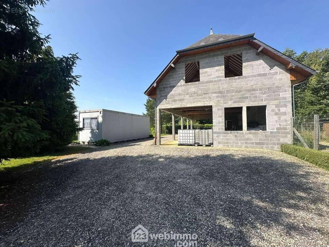 Une construction à terminer - Terrain à HOURY