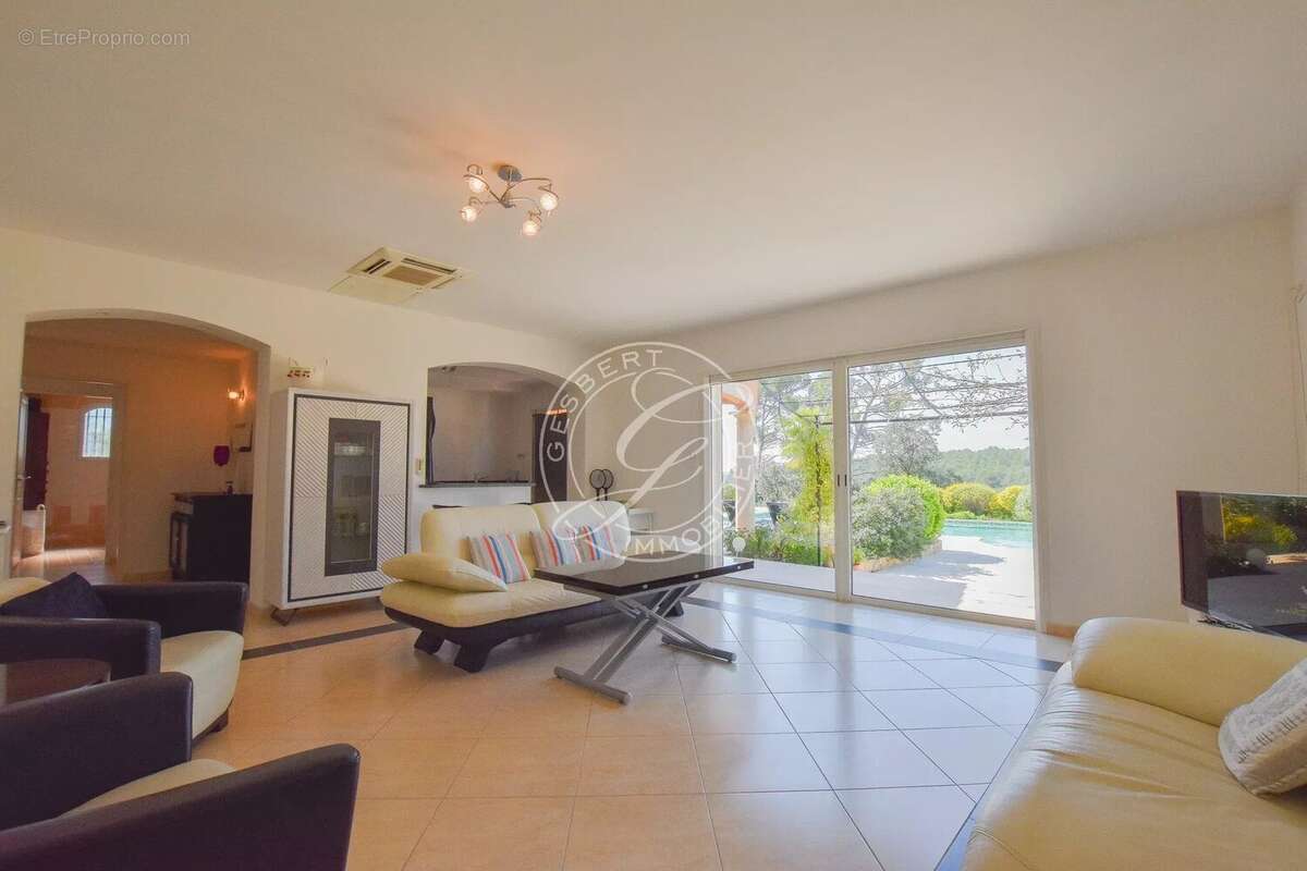 A VENDRE - FLAYOSC très belle villa avec vue dominante et piscine - photo 13