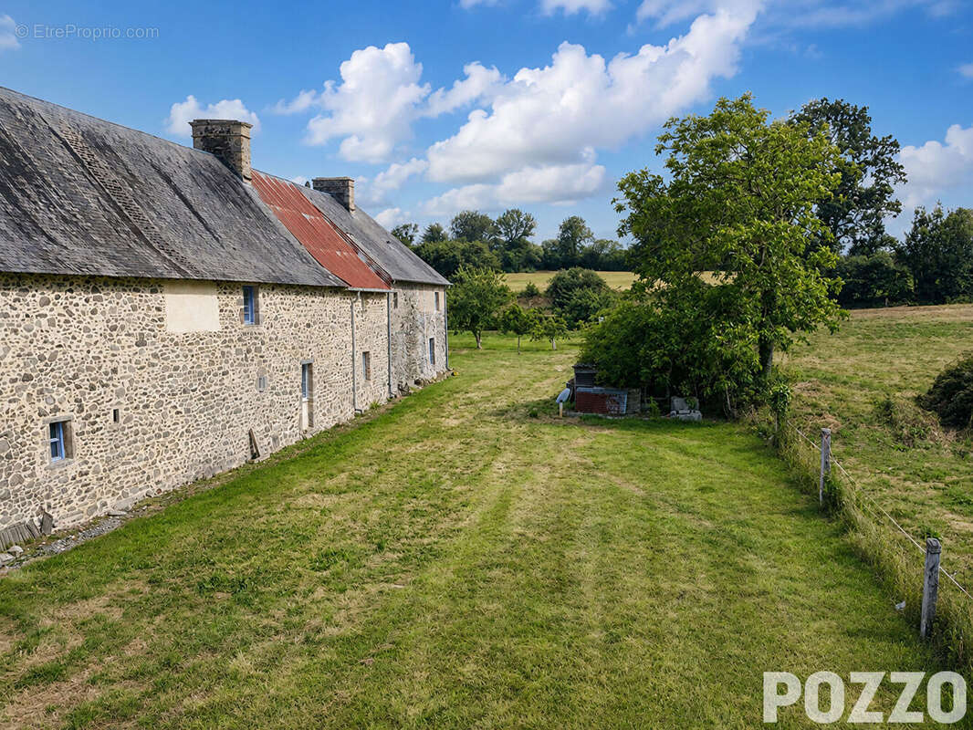 EXCLUSIVITÉ : Charmante maison en pierre à Saint-Sauveur-Villages avec beau terrain arboré et dépendances, 88.9 m2, 3ch. - photo 13