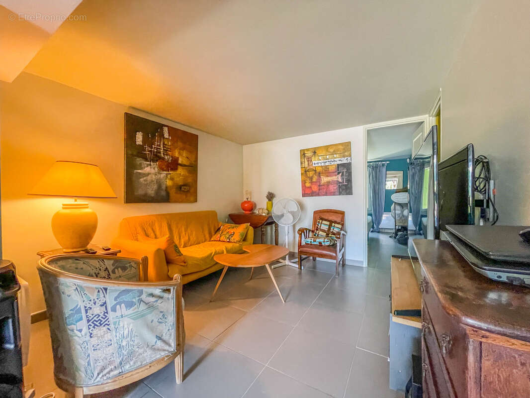 Maison à SAINT-PANTALEON-LES-VIGNES