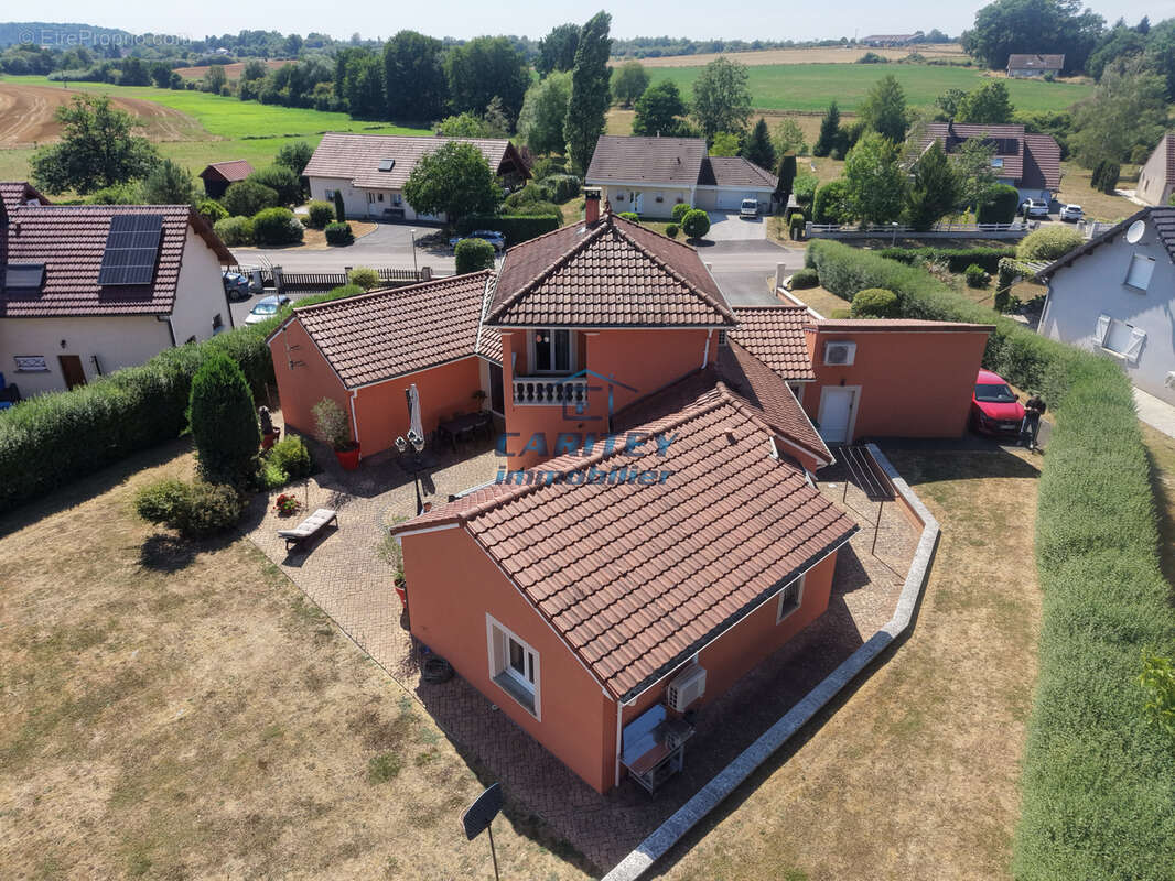 Magnifique maison de 180 m2 sur un terrain de 1753 m2 située sur la commune de ANDORNAY - photo 25