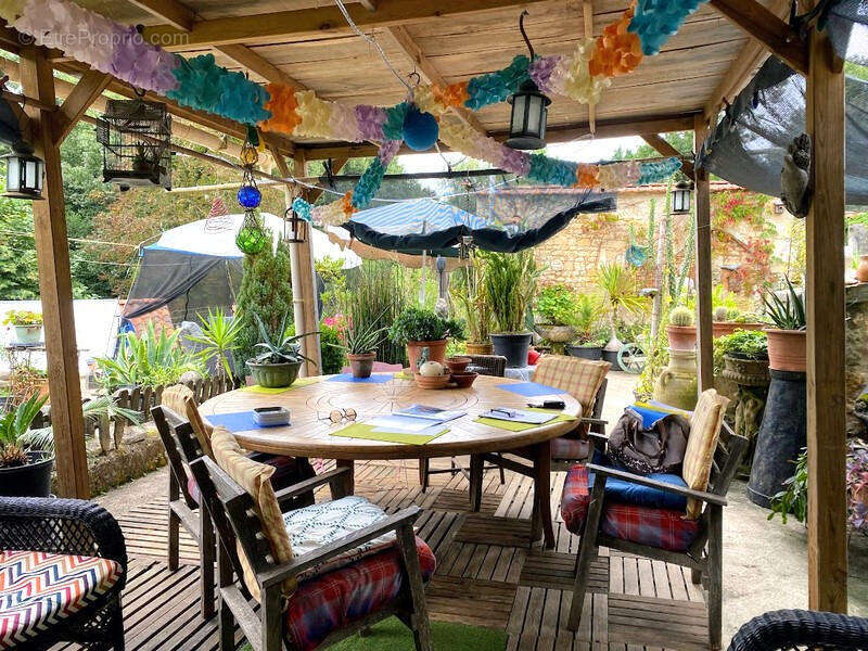 TERRASSE COUVERTE - Maison à CHASSENEUIL-SUR-BONNIEURE