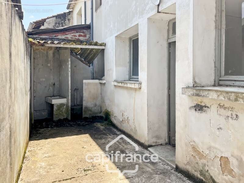 Maison à renover avec fort potentiel, cour et garage - photo 12