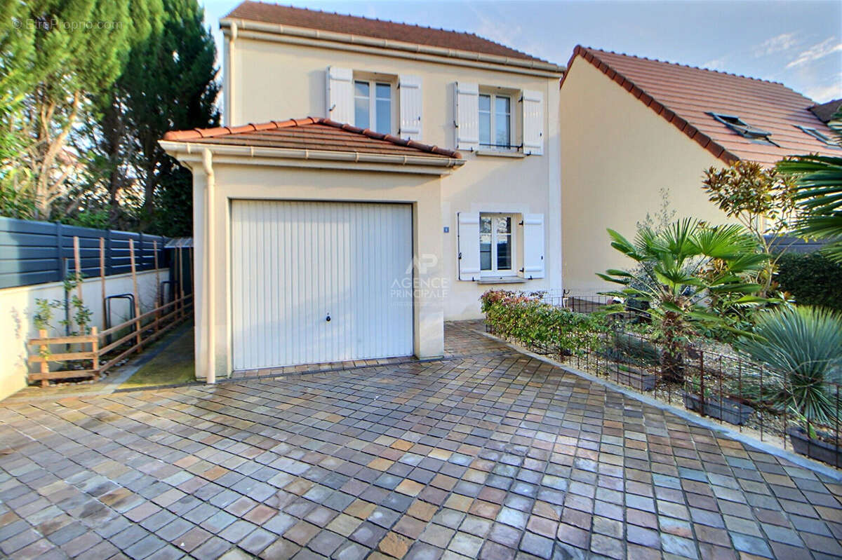 Maison à CHANTELOUP-LES-VIGNES