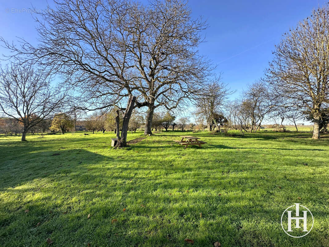 Maison à LIGNEROLLES