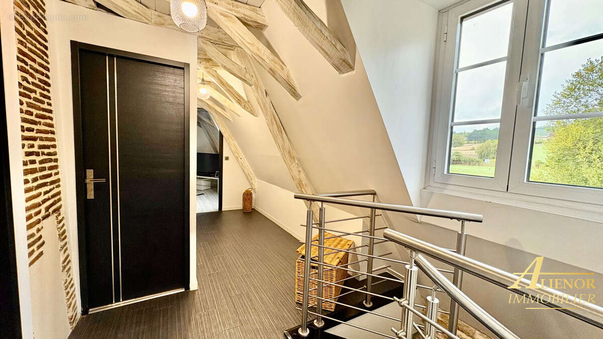 Maison à SAINT-PIERRE-DE-CHIGNAC