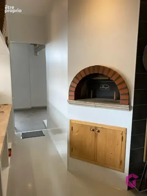 Maison de ville avec pas de porte restaurant et appartements à louer - photo 2