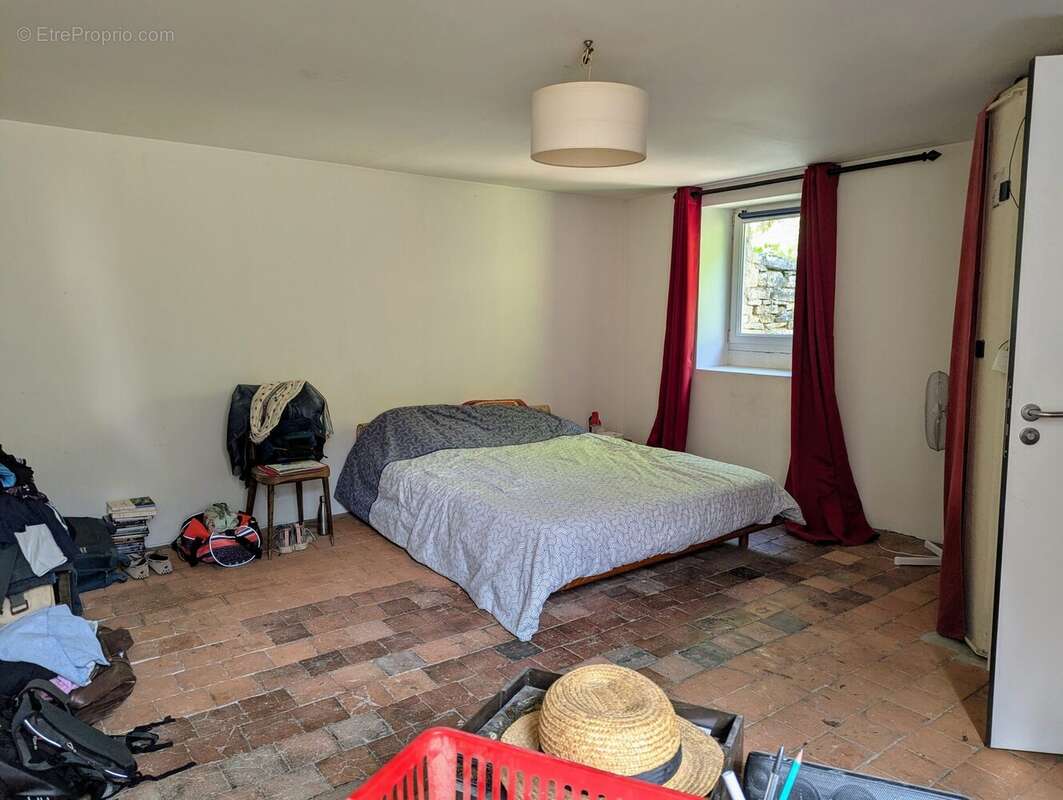 chambre avec tomettes en terre cuite - Maison à CLAMECY