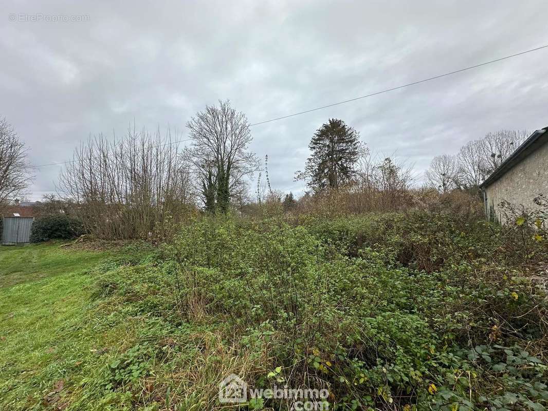 D'une surface de 916 m² - Terrain à NOUVION-LE-VINEUX