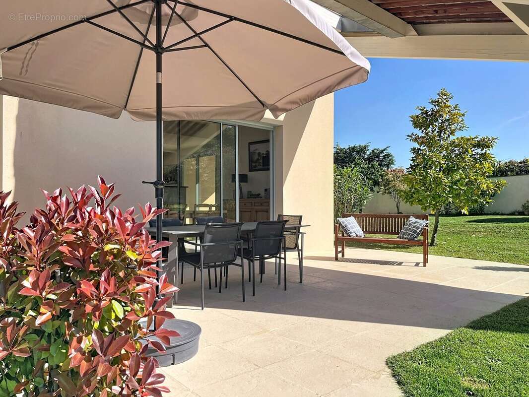 Maison 240 m² à La Roque-Sur-Pernes  - photo 4