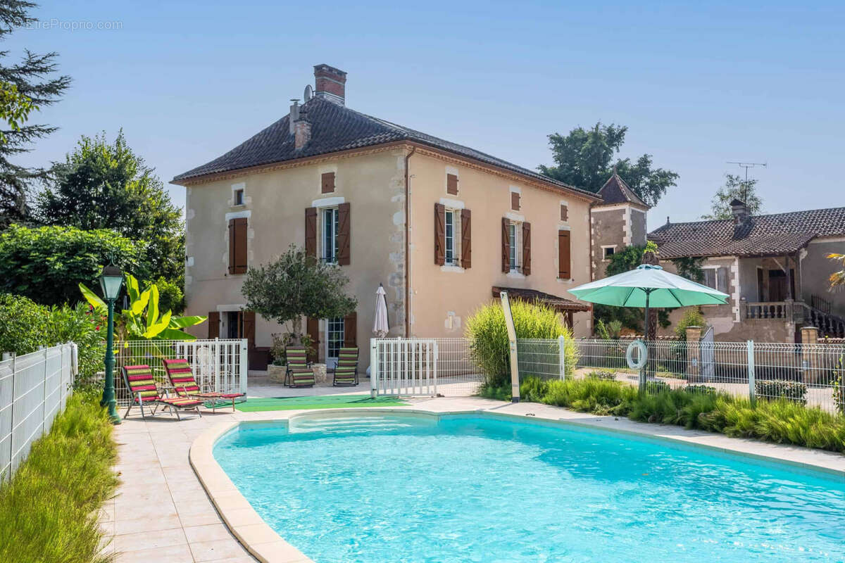 Village house with pool - photo 2