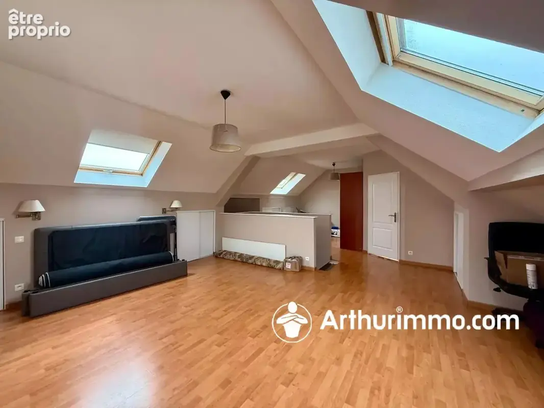 Maison jumelée sur 11 ares avec 2 terrasses et cave - photo 11