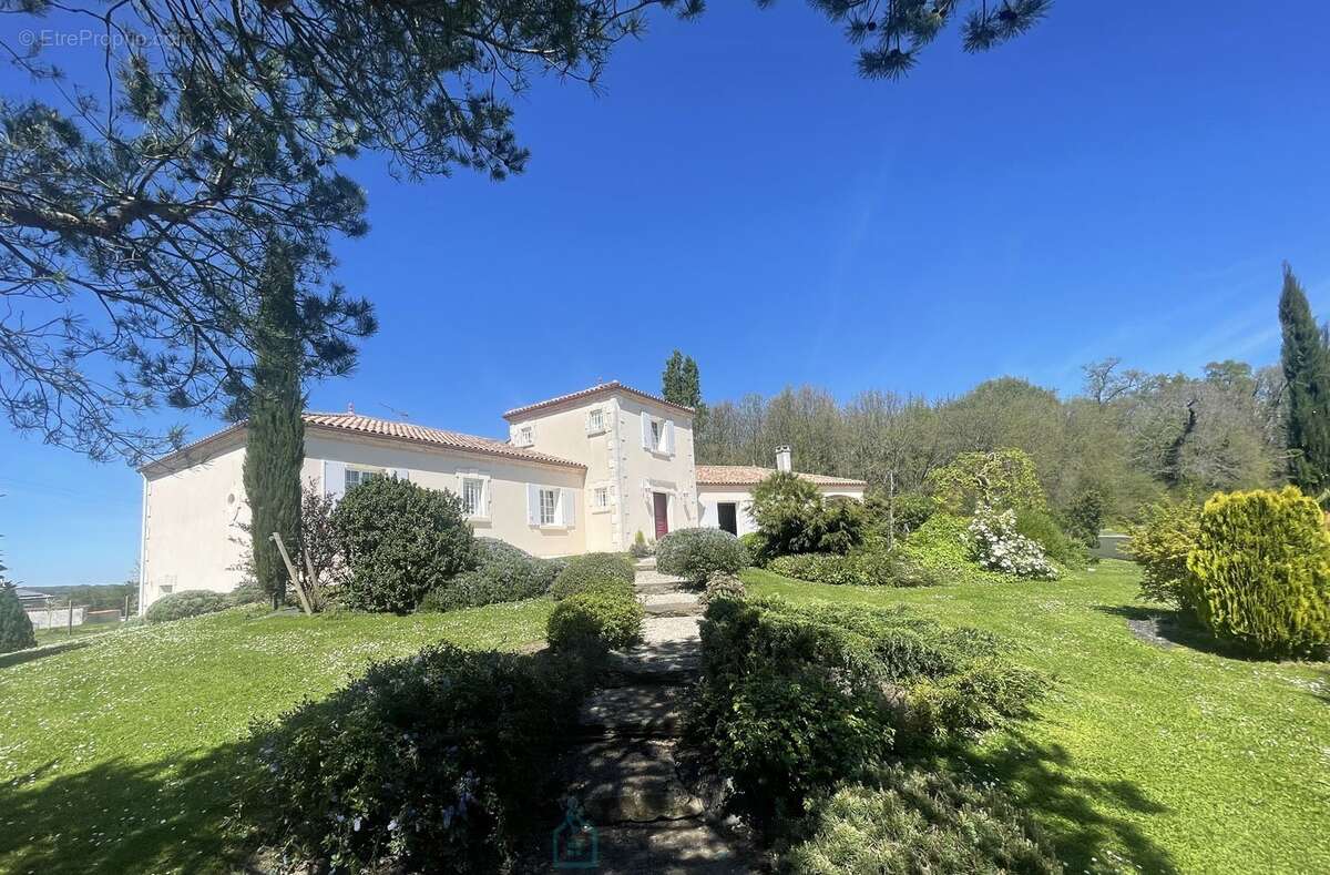 Maison à BARBEZIEUX-SAINT-HILAIRE