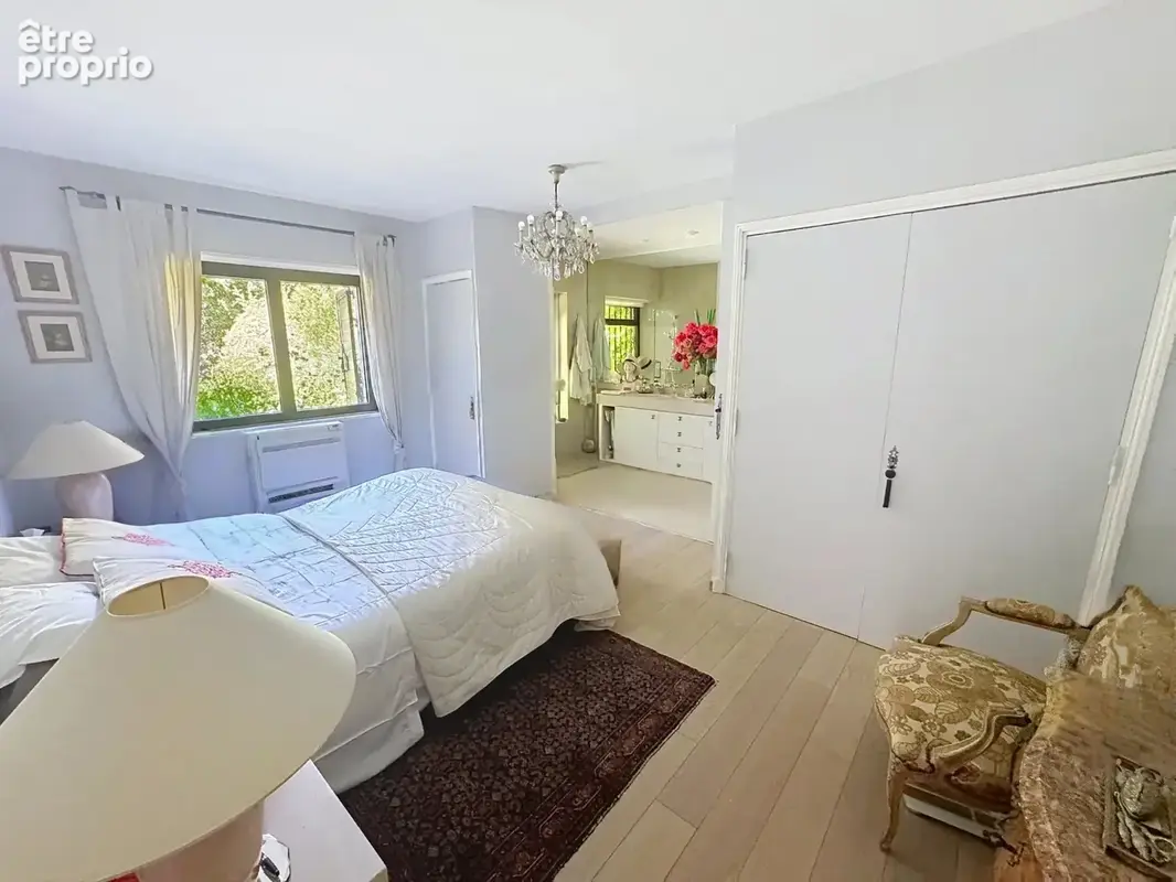 Mougins – Vue imprenable sur le vieux village – Villa 235 m² sur 3 500 m² de terrain plat, piscine et dépendance - photo 15
