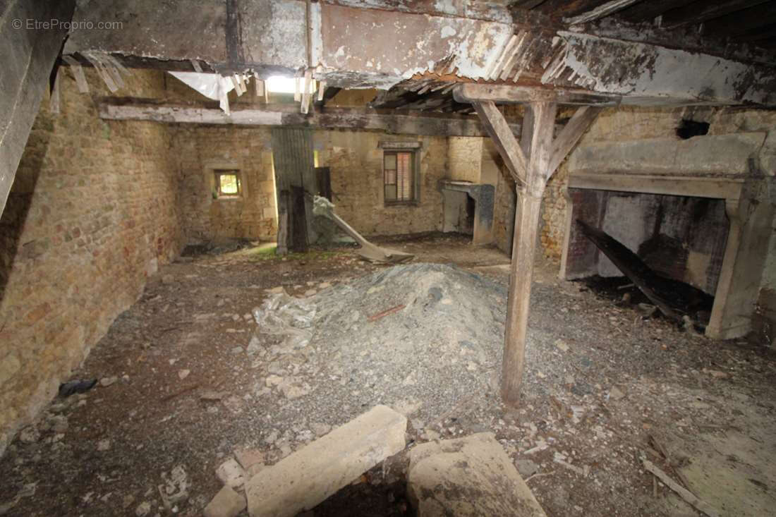 58, Exclusivité Agence - Bâtiment de 1773 belles pierres de pays à réhabité en habitation. - photo 6