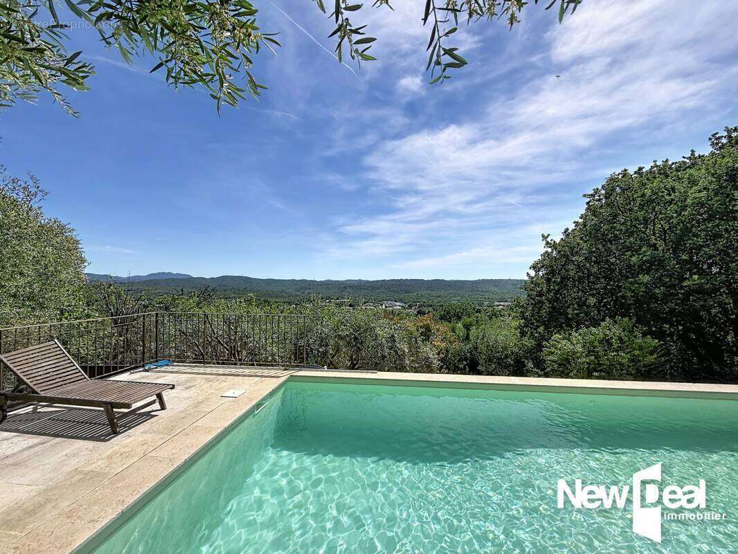 MONTAUROUX Vue imprenable pour cette villa contemporaine  d’environ 225 m² - photo 2
