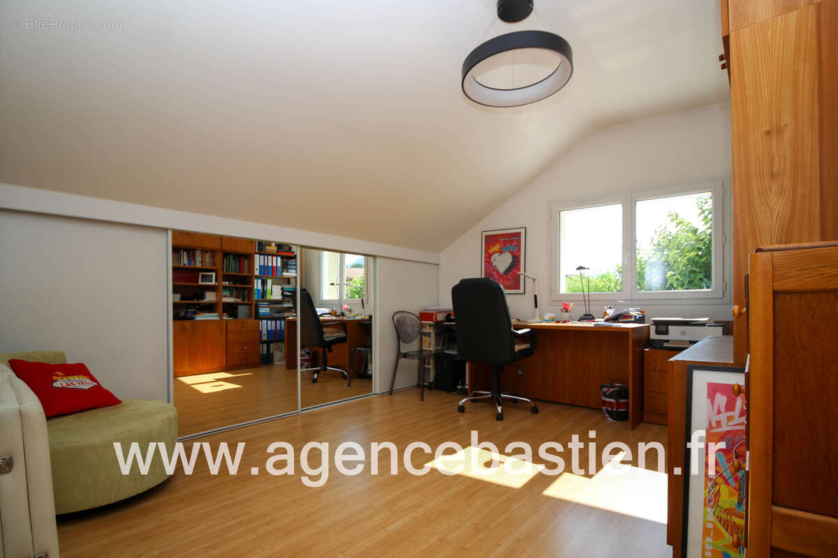 CESSY   Tutegny  Superbe villa de 182 m2 (205m2 au sol) avec piscine chauffée, terrain de 1 146 m2, vue Mont- - photo 10