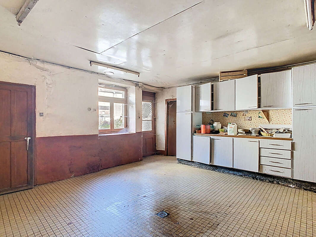 Commerce à DAMPIERRE