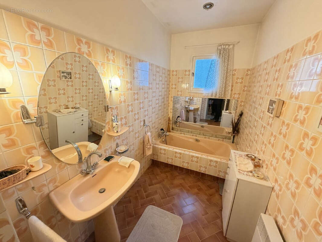 Maison à CREUZIER-LE-VIEUX