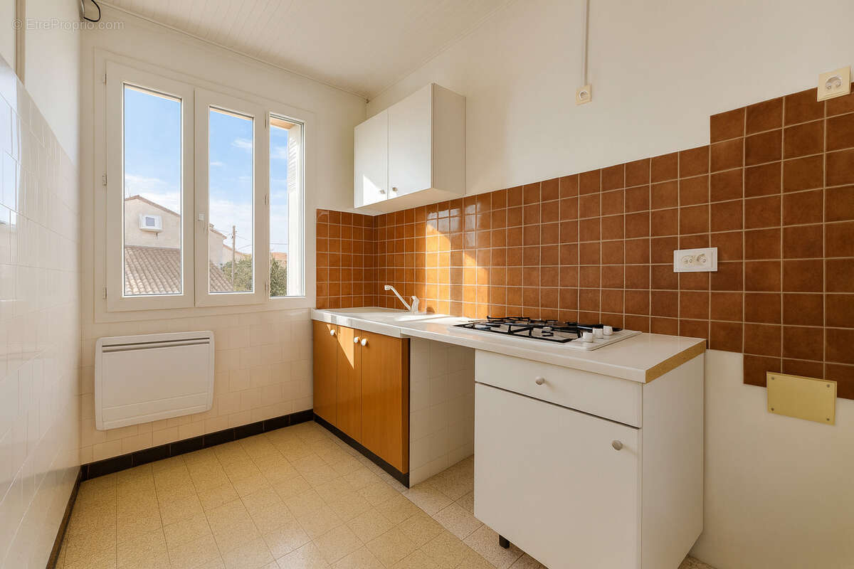 Maison à SAINT-MITRE-LES-REMPARTS