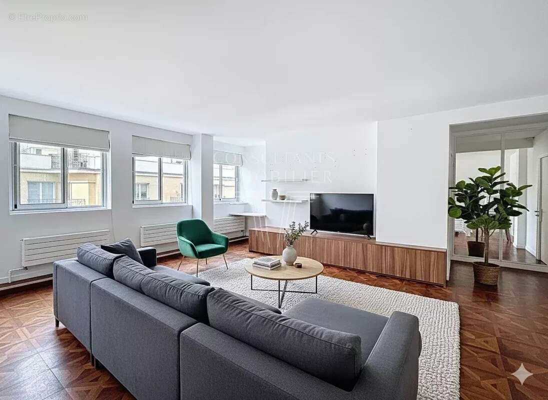 Appartement à PARIS-16E