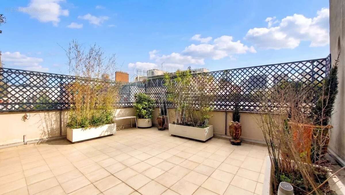 Appartement à PARIS-16E