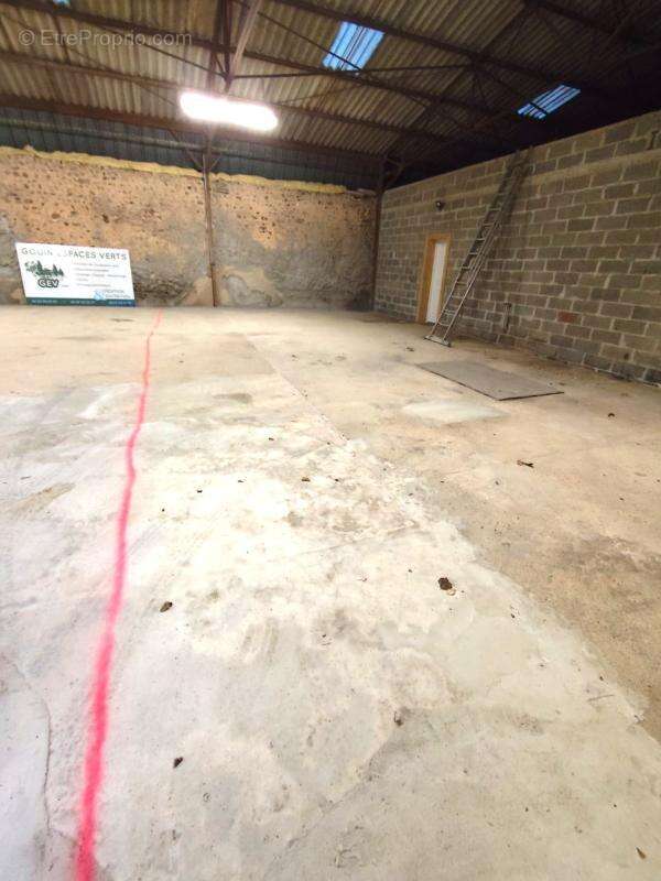 Commerce à TREMBLAY-LES-VILLAGES