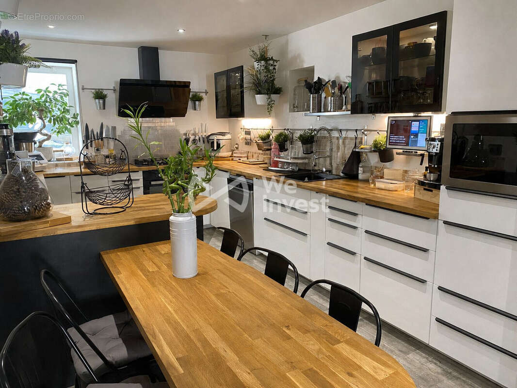 Maison 248 m² à Saint-Romain-De-Benet  - photo 7