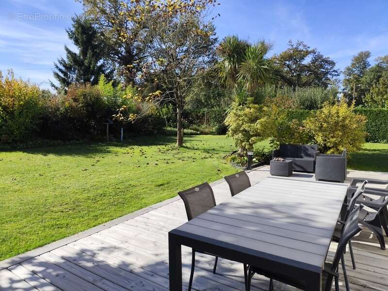 Maison à SAINT-JACUT-LES-PINS