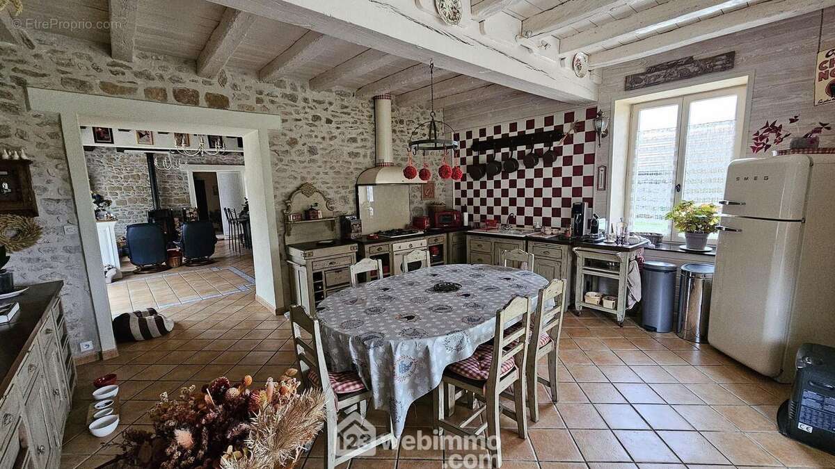 Une cuisine meublée et totalement équipée avec un accès direct sur la terrasse. - Maison à MILLY-LA-FORET