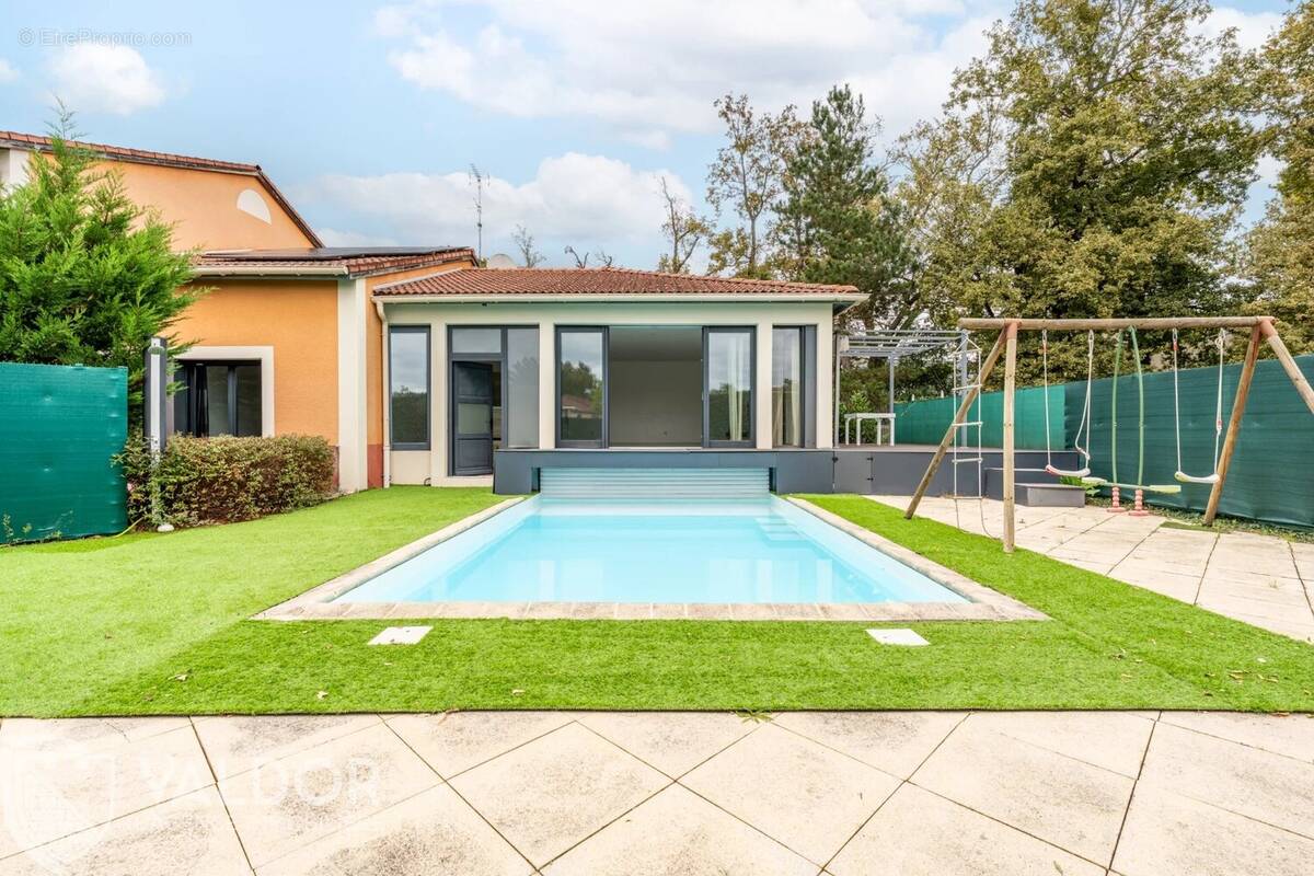 Maison à SAINT-GENIS-LES-OLLIERES