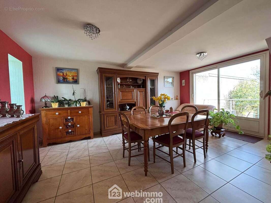 Il communique avec la salle à manger de 20 m2 traversante et lumineuse. - Maison à DANGE-SAINT-ROMAIN