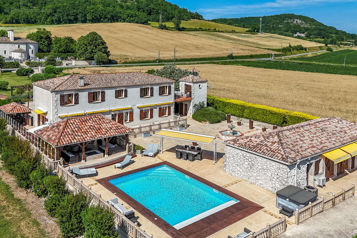 Stunning country property with guest annexes, garaging, pool and land - photo 2