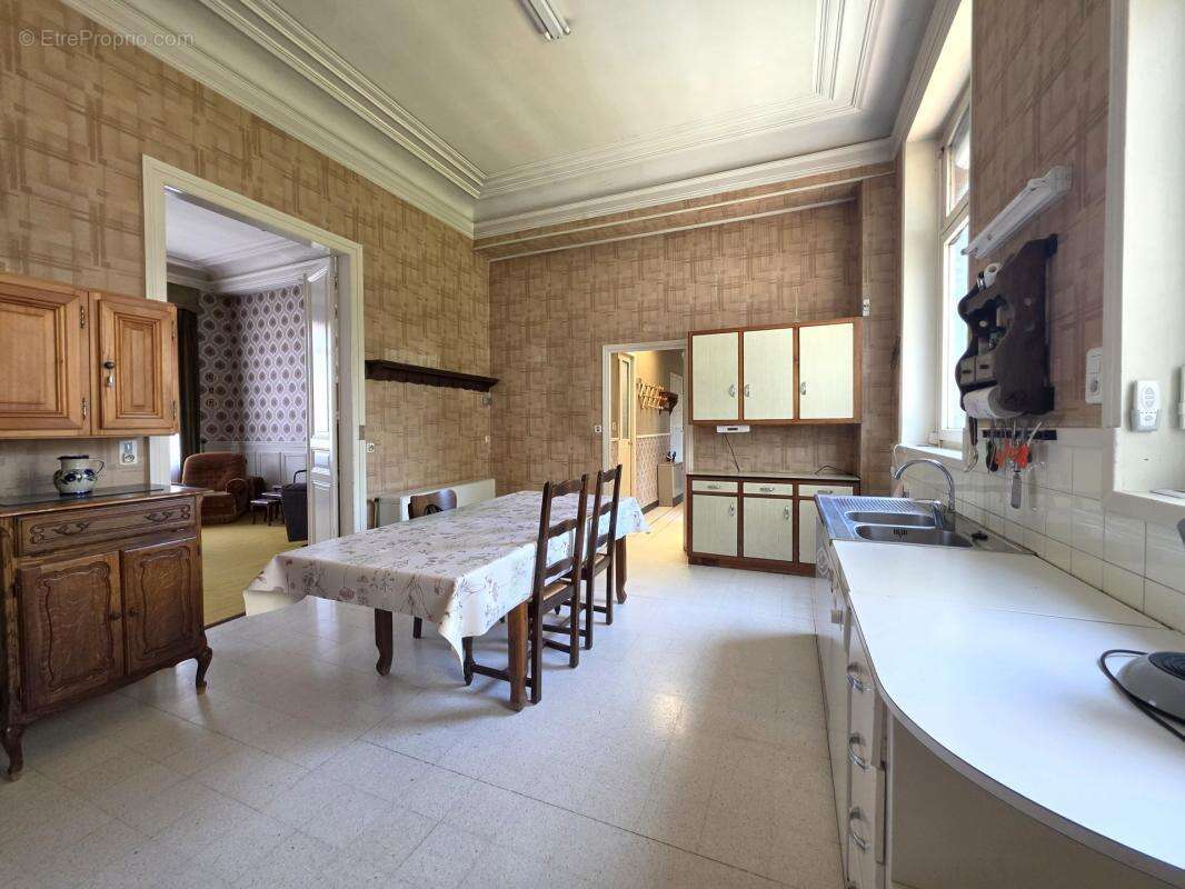 Maison de caractère 228m² avec garage et terrain clos - photo 8