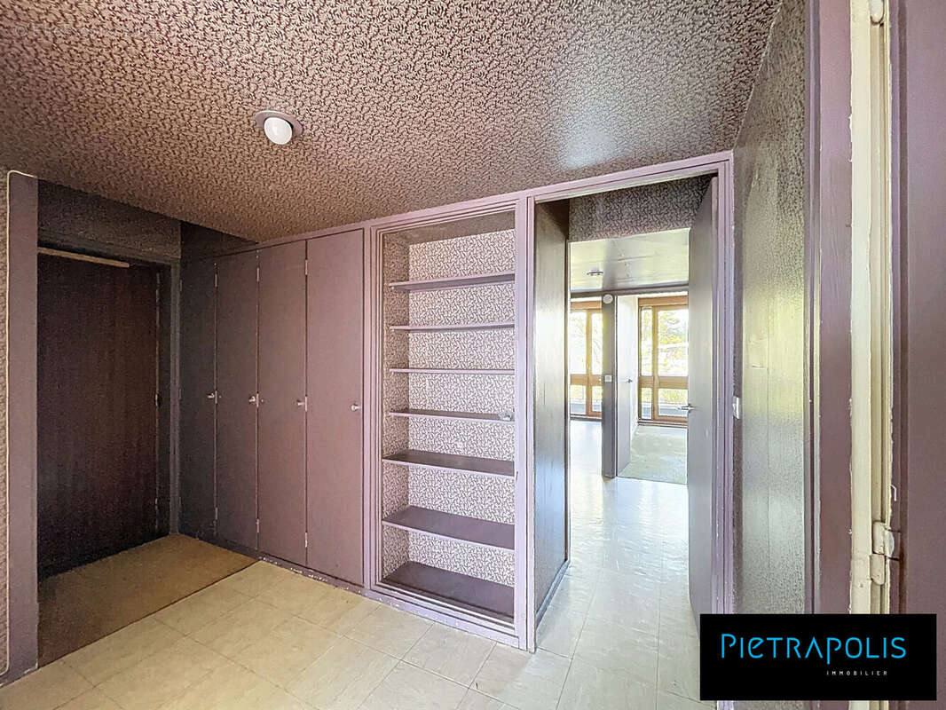Entrée avec placards et rangements - Appartement à LYON-9E