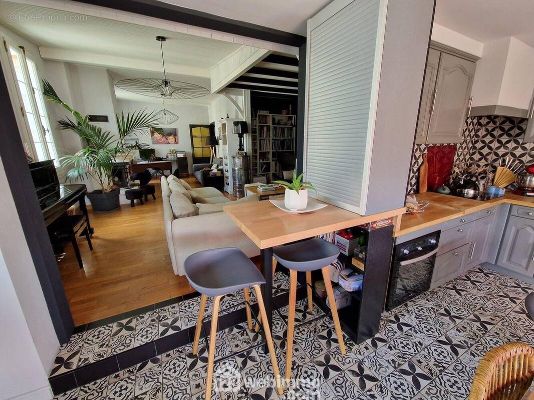 Cuisine aménagée ouverte sur la pièce de vie et... - Maison à LA ROCHE-SUR-YON